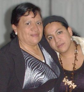 Cinthya Cantú Muñoz y su madre