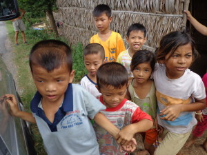 Sur cette photo: un groupe d'enfants du Vietnam dont ce petit garçon, sourd et atteint d'une malformation des orteils causée par l'agent orange. Crédits: Fondation Espoir pour un enfant. 