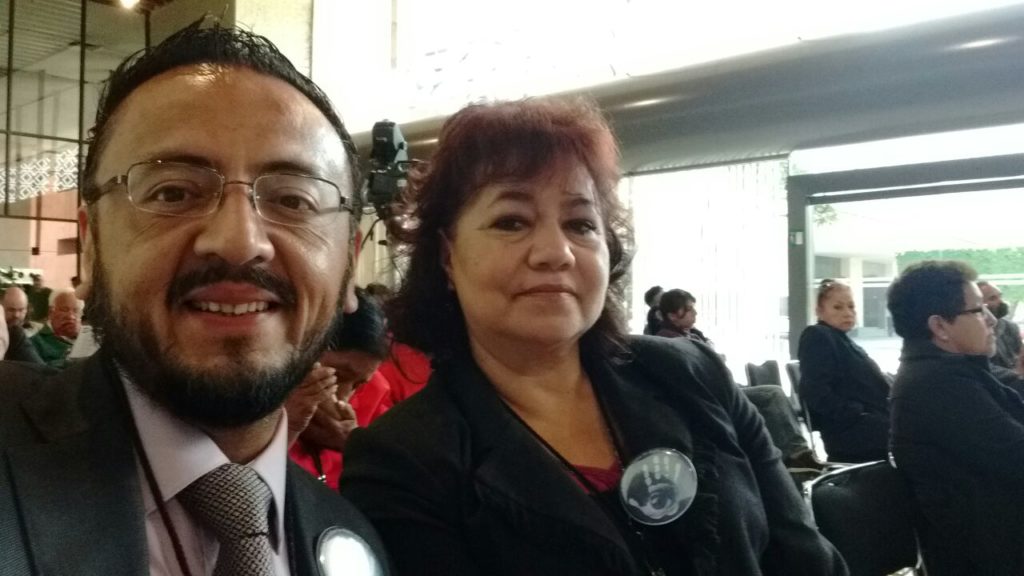 Ricardo Ávila, representante de la ACDV, y Enriqueta Cruz Gomez, madre de víctima de tortura en México